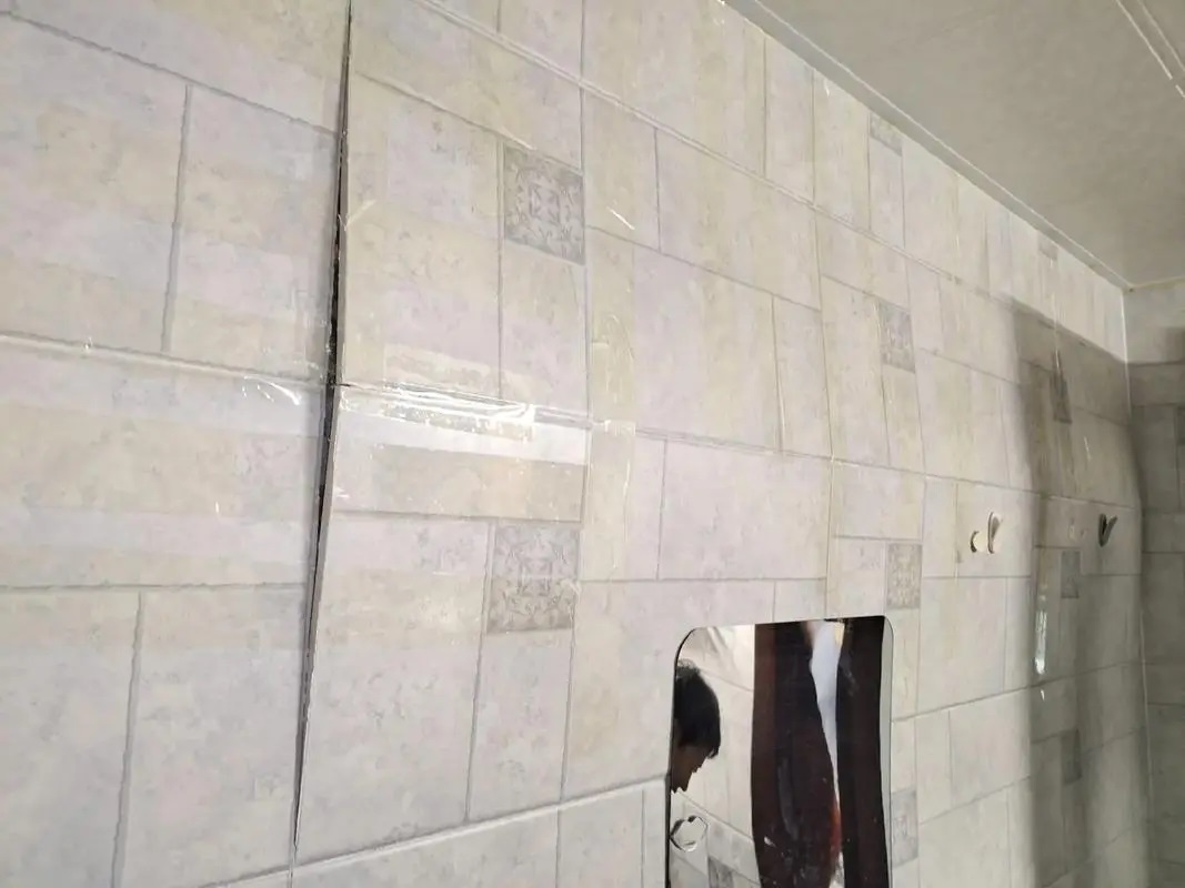 為什么越來(lái)越多的施工隊(duì)都改用青龍瓷磚膠+背膠？答案